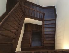 Eiken trap met trapwang en balustrade